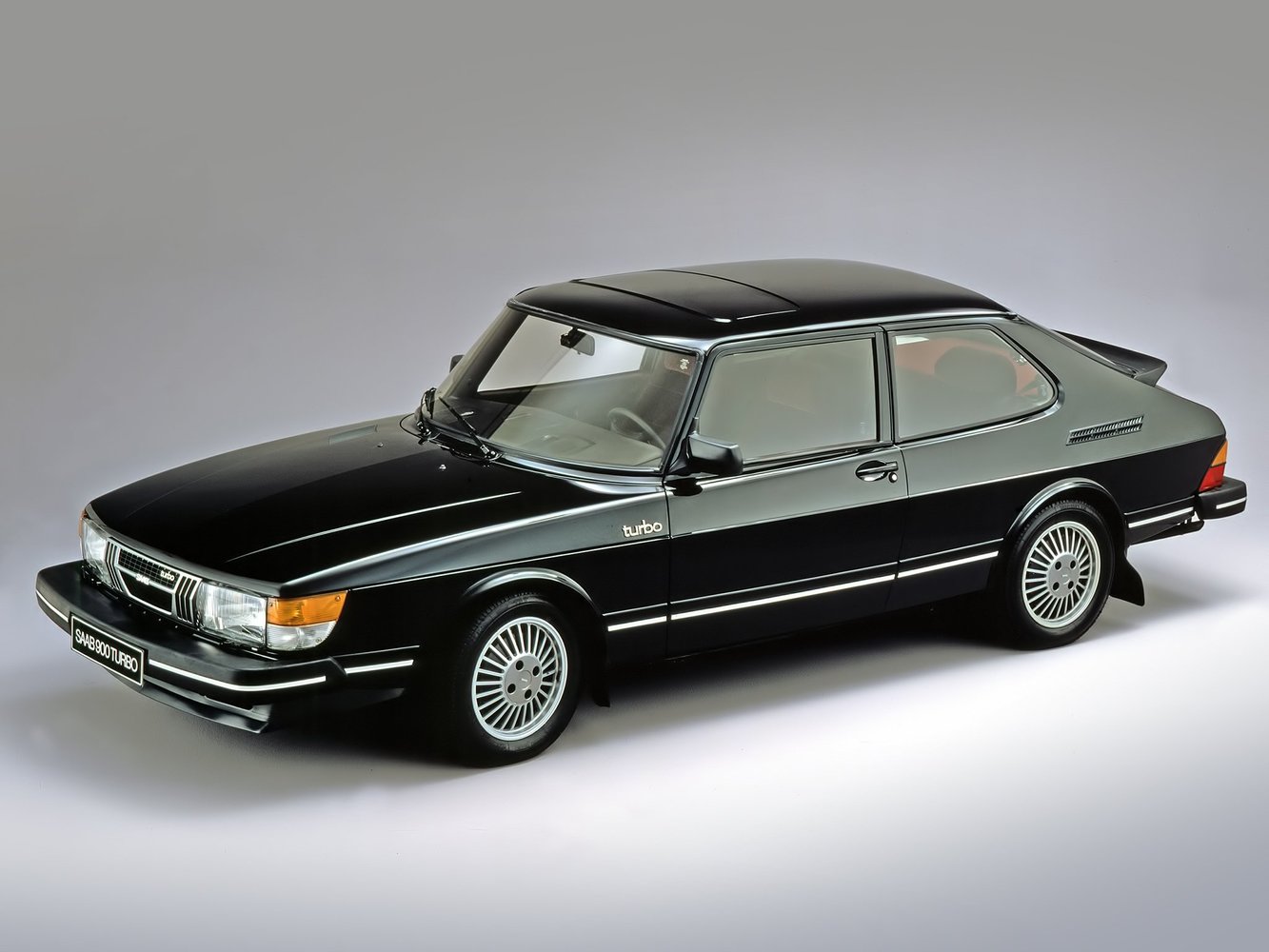 900 Saab 900